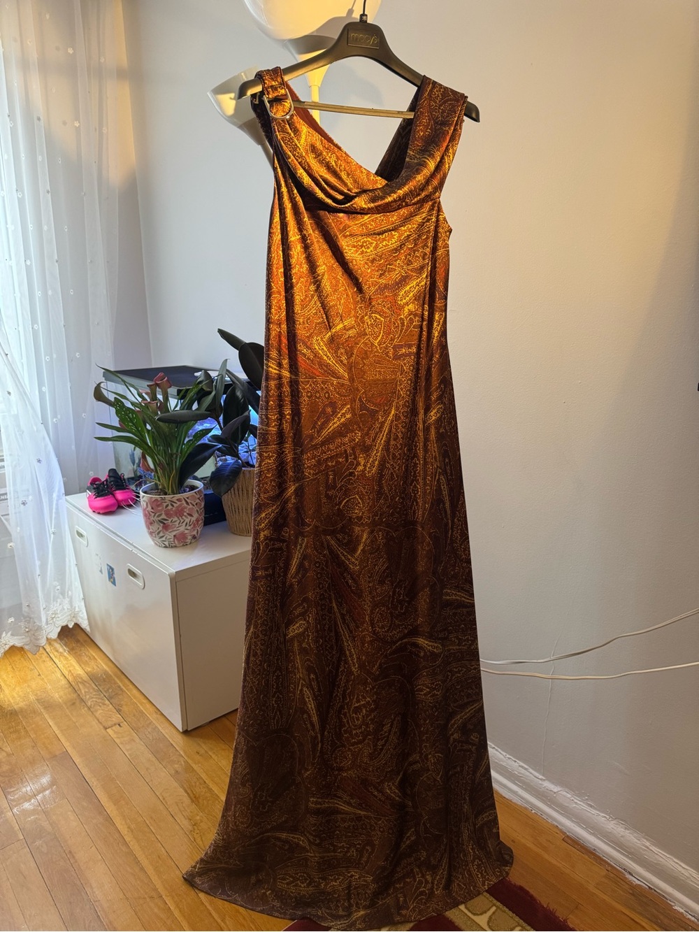 NAHAM-SLEEVELESS-GOWN - Picture 2 of 6